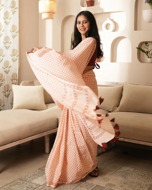 Peach_Cotton_Blossom_Mini_Polka_Dot_Mul_Saree_With_Tassels_For_Women